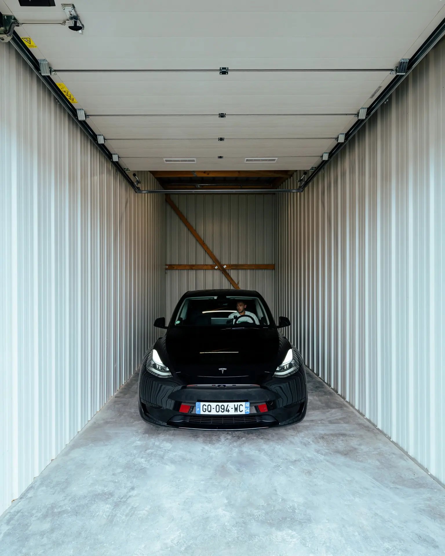 Auto in einer Garage