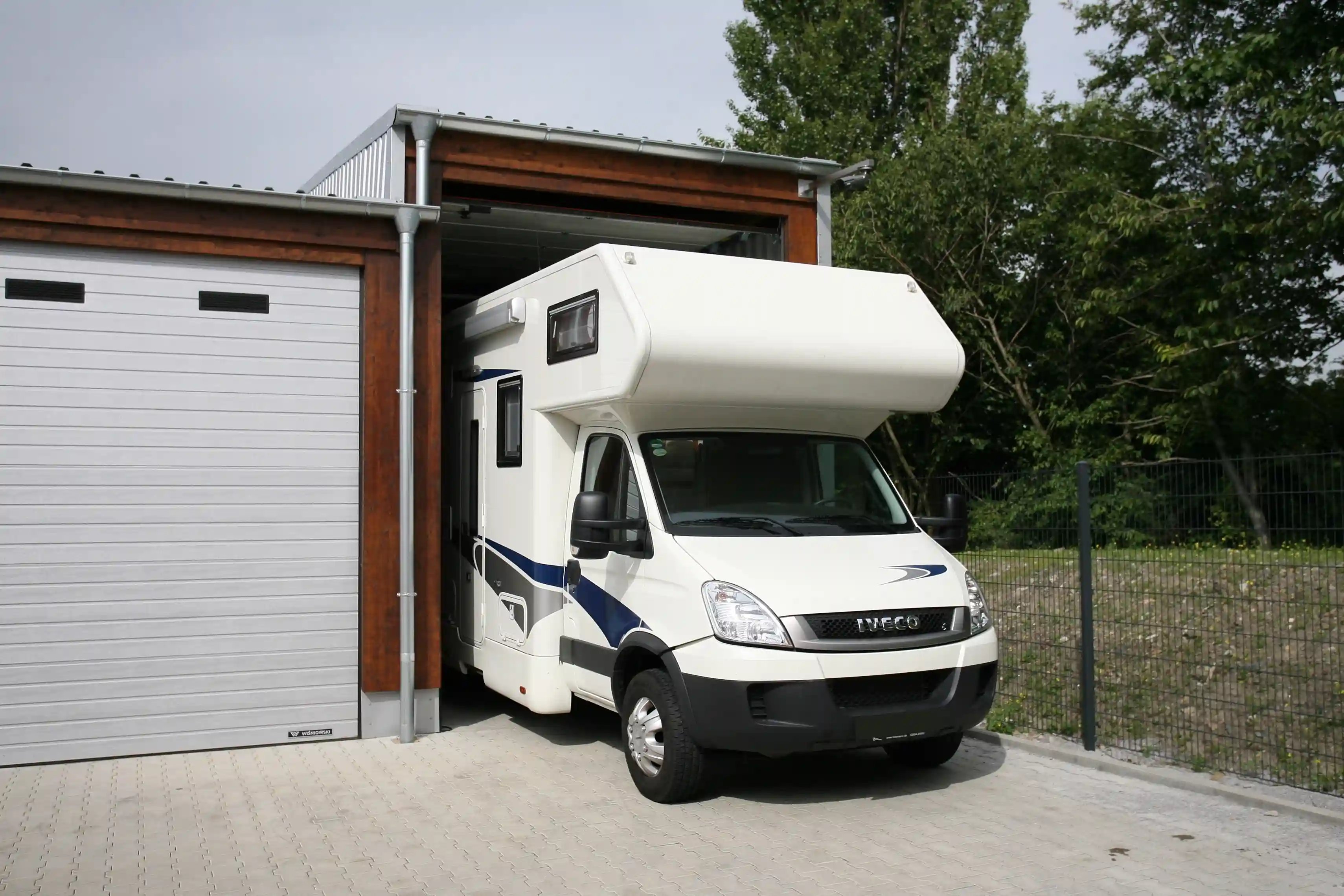 Hohe Garagen für hohe Wohnmobile mieten