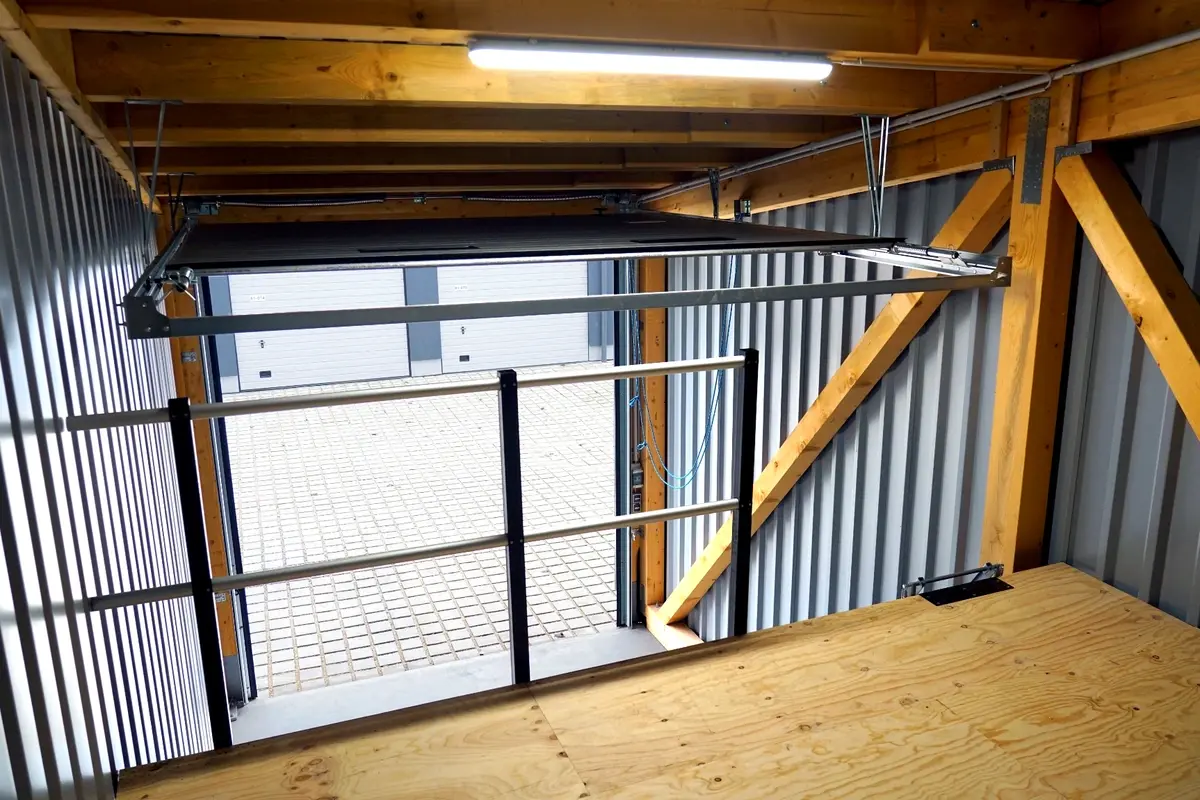 28 m²