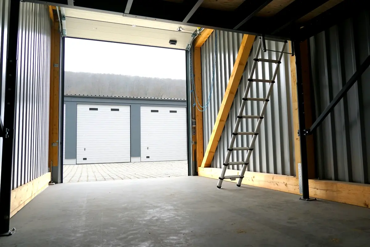28 m²
