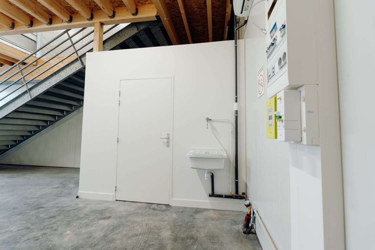 Local-dactivites-avec-sanitaires-chauffage-electricite